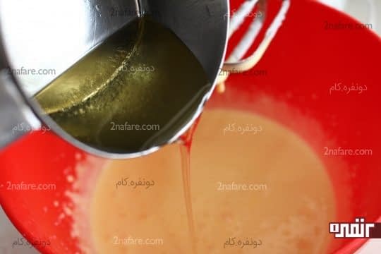 اضافه کردن روغن مایع به مخلوط زرده و شکر