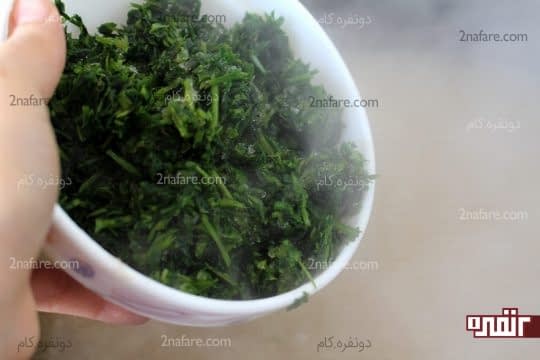 اضافه کردن سبزی به آش