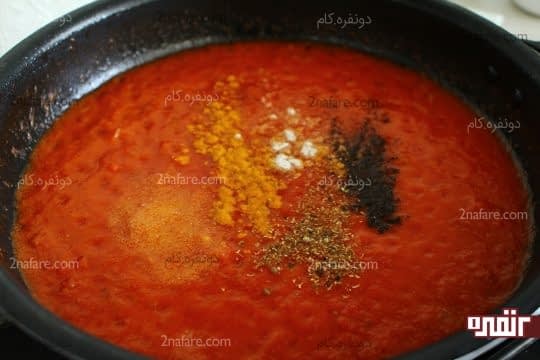 اضافه کردن نمک و ادویه ها به سس گوجه فرنگی
