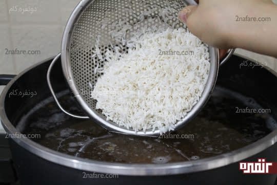 افزودن برنج خیس حورده و آب کش شده