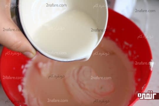 افزودن محلول ژلاتین و شیر خنک شده