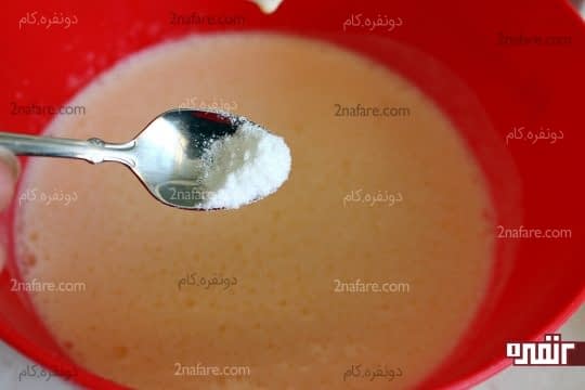 افزودن وانیل به مخلوط تخم مرغ و شکر