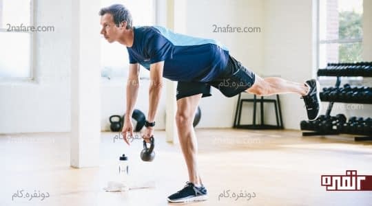 بلندکردن یک پا و کشش بدن به سمت پایین