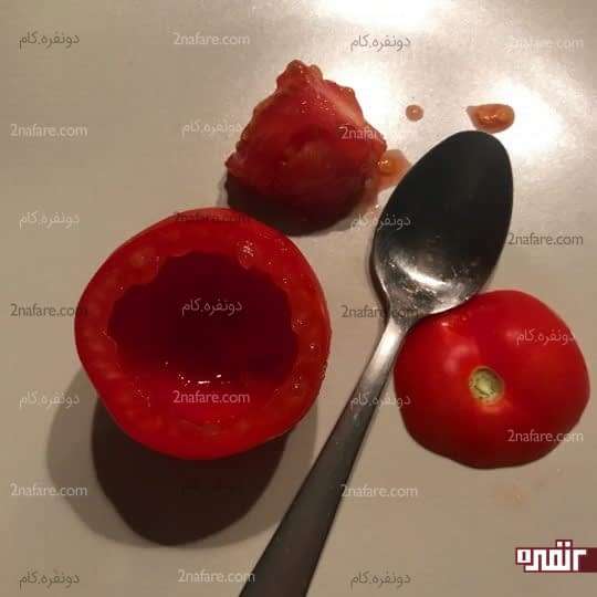 خالی کردن داخل گوجه فرنگی