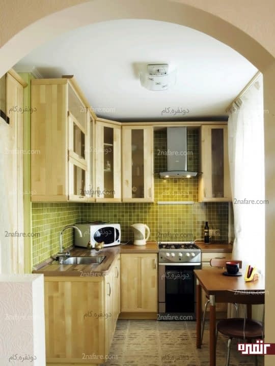 میز صبحانه خوری کنار پنجره ی آشپزخانه