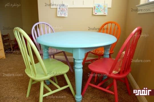 میز و صندلی های رنگارنگ