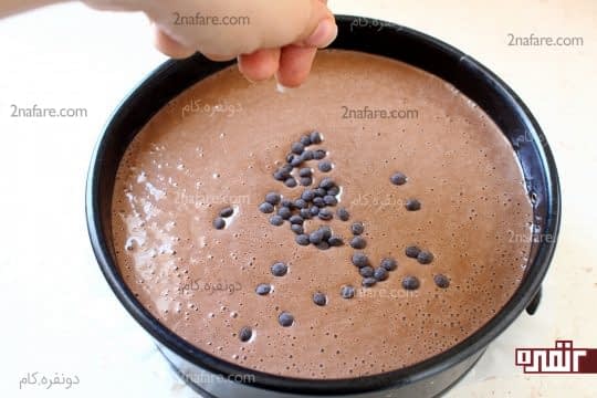 پاشیدن چیپس شکلاتی نسوز روی مایه کیک