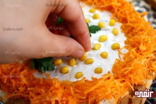 پر کردن سطح کیک با دانه های ذرت پخته شده