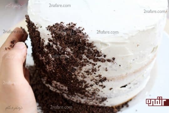 پوشش دادن کیک با شکلات های رنده شده