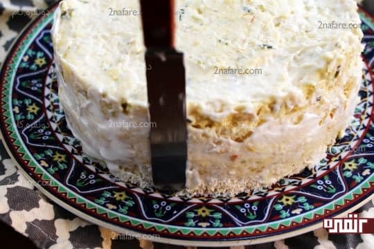 کاور کردن دور کیک سالاد الویه با سس مایونز