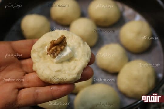 گذاشتن پنیر و گردو وسط نان ها