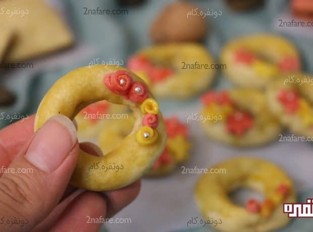 طرز تهیه شیرینی خرمایی برای عید شیرینی خرمایی با گلهای مینیاتوری