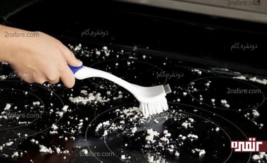 استفاده از برس برای از بین جردن جرم های باقی مونده