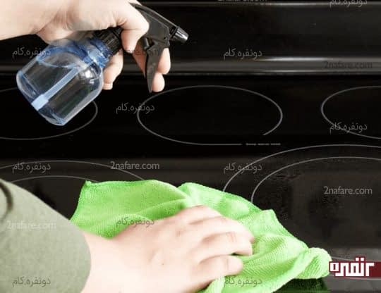 اسپری کردن سرکه برای درخشان کردن سطح اجاق