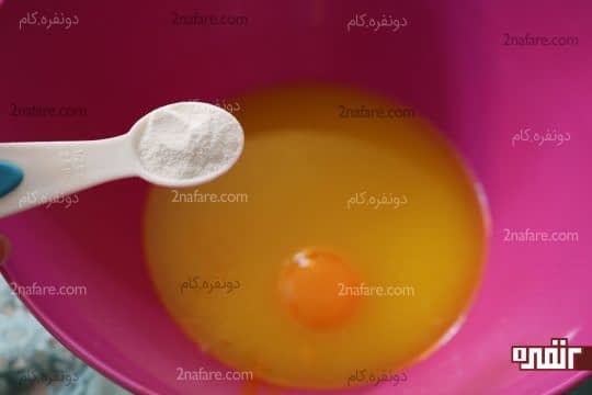 اضافه کردن وانیل به کره و زرده تخم مرغ