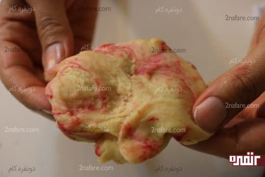 رنگ کردن مقدار کمی از خمیر با رنگ خوراکی