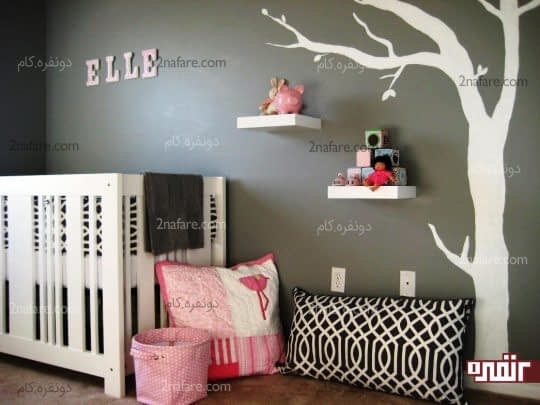 طرح درخت بر روی دیوار و قفسه های سفید رنگ جذاب