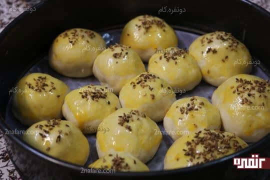 پاشیدن کنجد روی نان ها