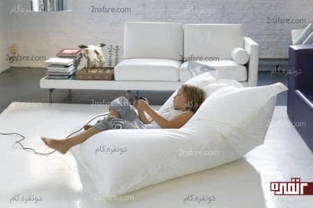 پاف بالشتکی سفید هماهنگ با دکوراسیون مدرن منزل