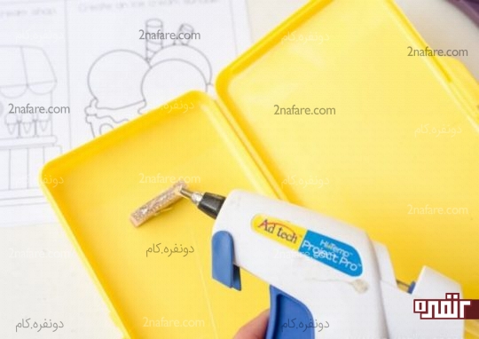 چسب زدن روی گیره کاغذی