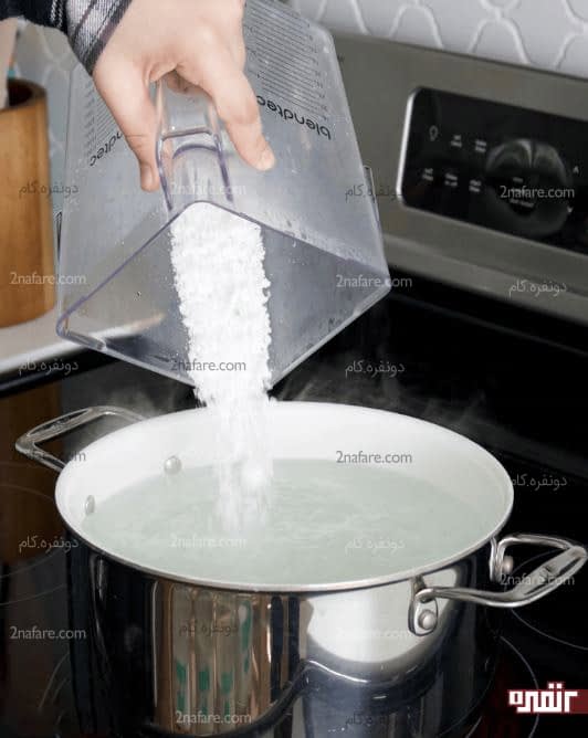 اضافه کردن صابون به آب مقطر گرم شده