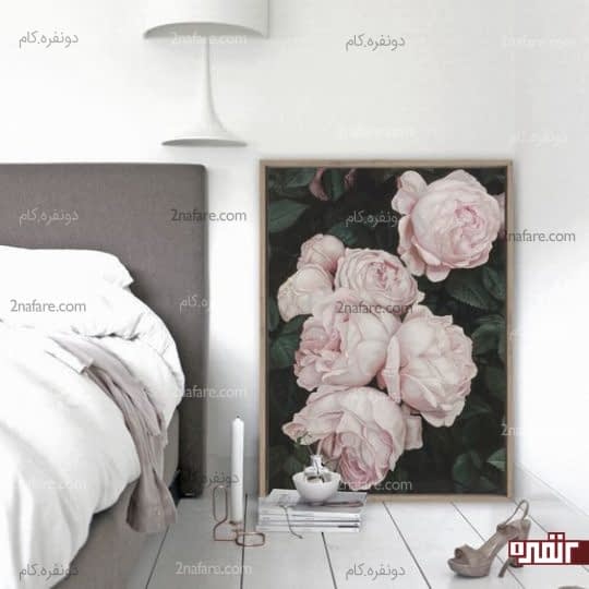 قرار دادن تصویری زیبا از رزهای صورتی در کنار تخت خواب