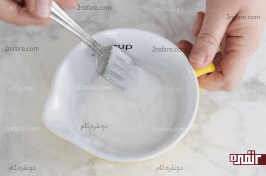 مخلوط کردن جوش شیرین و روغن نارگیل