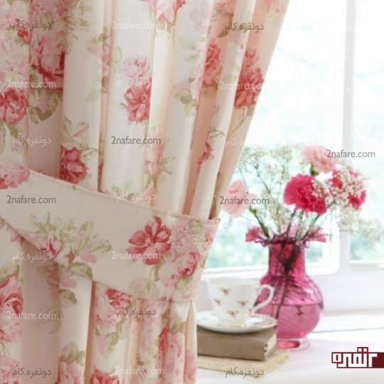 پرده ی خوش رنگ و گلدان زیبا