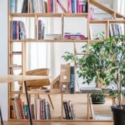 کتابخانه ای زیبا برای جدا کردن فضاها و قرار دادن کتاب ها