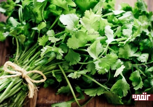 استفاده از برگ گشنیز برای از بین بردن خال های پوستی