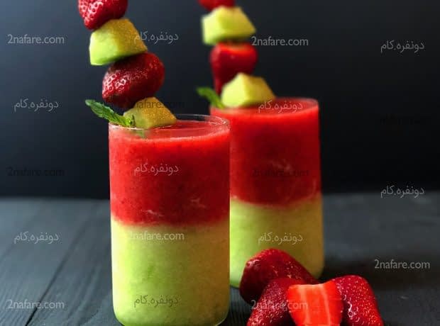 طرز تهیه اسموتی دو رنگ طالبی و توت فرنگی مرحله به مرحله اسموتی دو رنگ طالبی و توت فرنگی