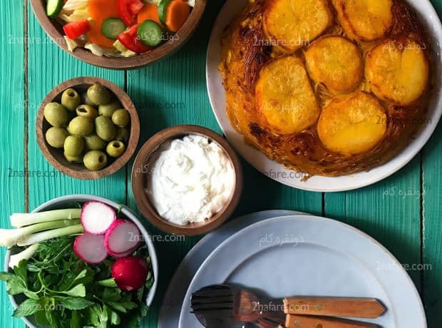 طرز تهیه ماکارونی گوشت و ذرت با تهدیگ سیب زمینی ماکارونی گوشت و ذرت