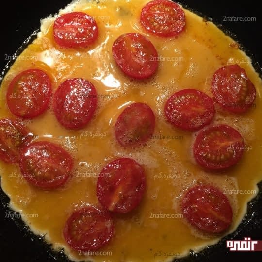 اضافه کردن تخم مرغ به گوجه