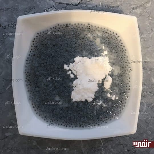 اضافه کردن پودر قند به تخم شربتی