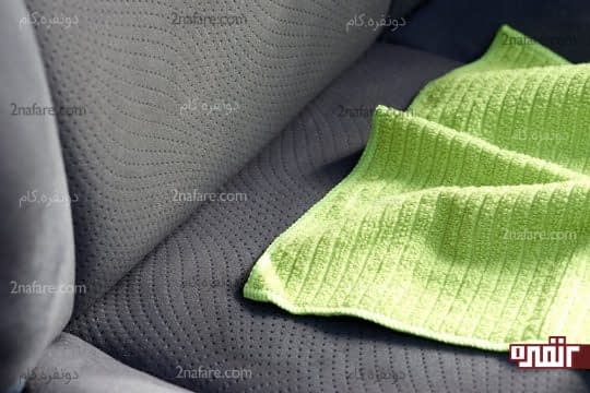 پاک کردن مواد از روی صندلی با استفاده از دستمال میکروفایبر