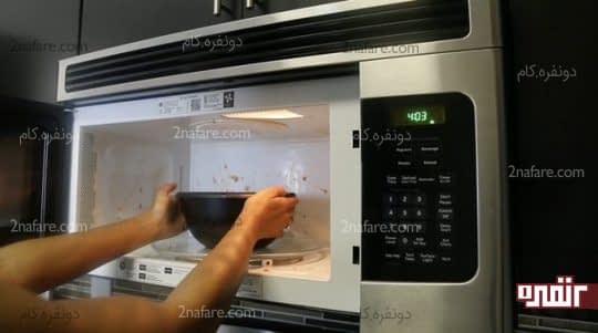 قرار دادن کاسه آب و لیمو به مدت چند دقیقه در مایکروفر روشن