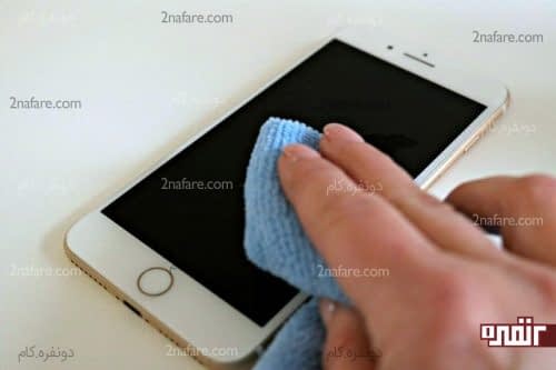 تمیز کردن تلفن همراه با استفاده از الکل و دستمال میکروفایبر