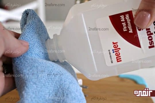 تمیز کردن شارژر تلفن همراه با استفاده از الکل و دستمال میکروفایبر