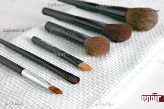 جدا کردن برس های آرایشی کثیف از میان سایر ابزار