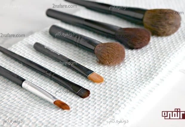 چگونه برس های آرایشی را تمیز کنیم؟ جدا کردن برس های آرایشی کثیف از میان سایر ابزار