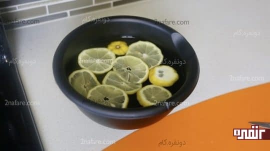 ریختن لیمو های خرد شده در کاسه آب
