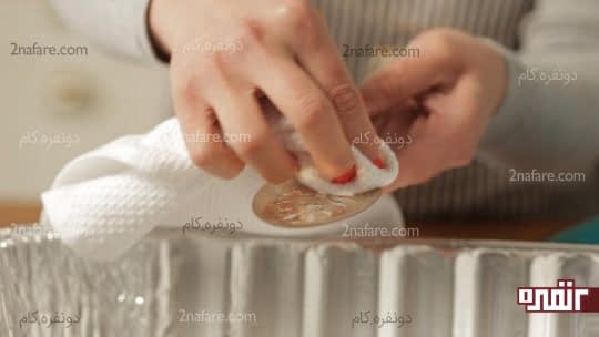 دستمال کشی اجسام نقره به منظور تمیز و خشک شدن