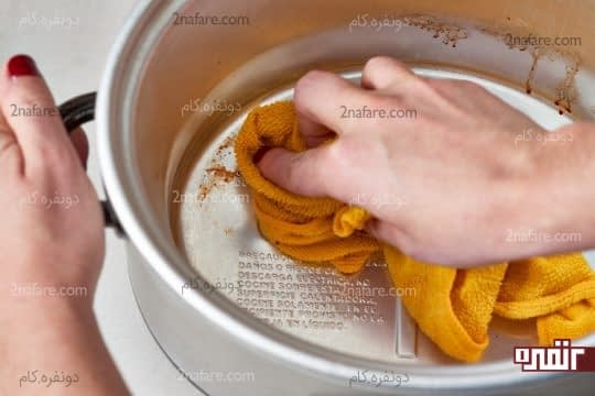 تمیز کردن قسمت داخلی و حساس آرام پز با استفاده از یک دستمال مرطوب