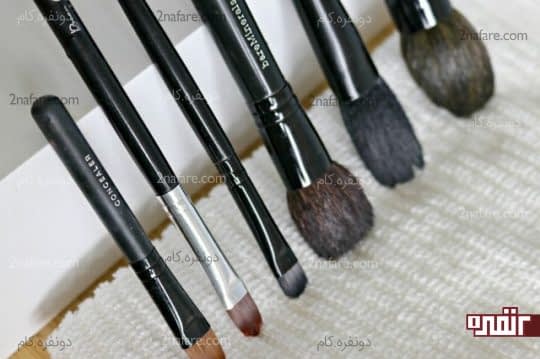 قرار دادن برس ها به صورت ایستاده و مورب روی یک حوله به منظور از بین رفتن رطوبت اضافی