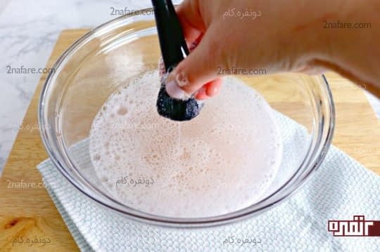 ماساژ دادن برس برای از بین بردن تمامی مواد آرایشی