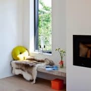 استفاده از فضای کنار پنجره ها برای ایجاد گوشه ای آرام ودنج