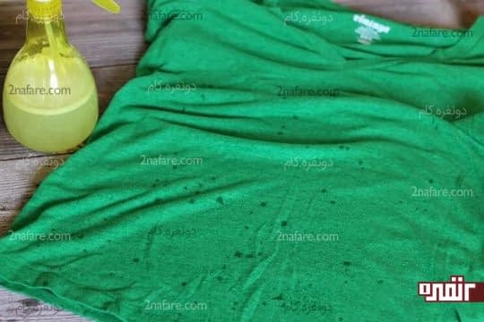 اسپری کردن محلول روی چروک ها