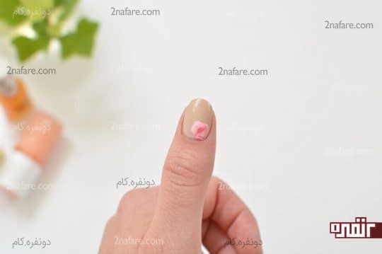 اضافه کردن یک قطره لاک کمرنگ تر به لاک قبلی