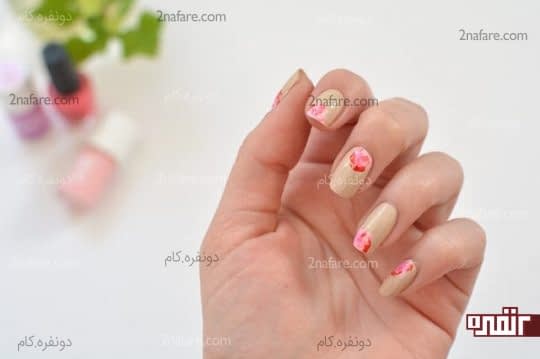 ایجاد خط هایی با لاک پر رنگ تر در اطراف گل ها