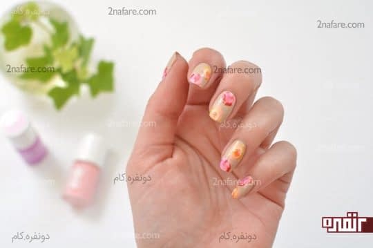 ایجاد گلهایی با رنگ زرد در طرف دیگه ناخن